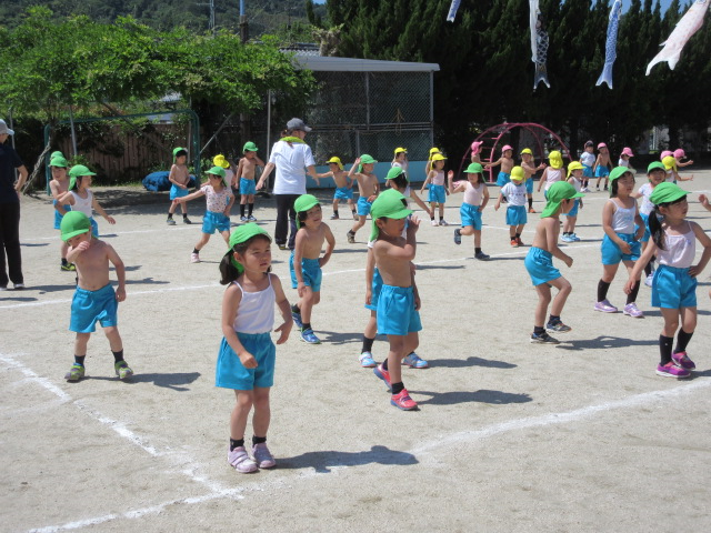 乾布摩擦 女子小学生 昭和４８年全園児がパンツ一枚で庭に勢ぞろい。音楽…：昭和の ...